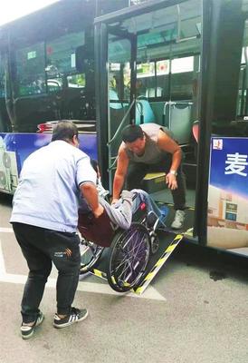 太原:残疾人乘车